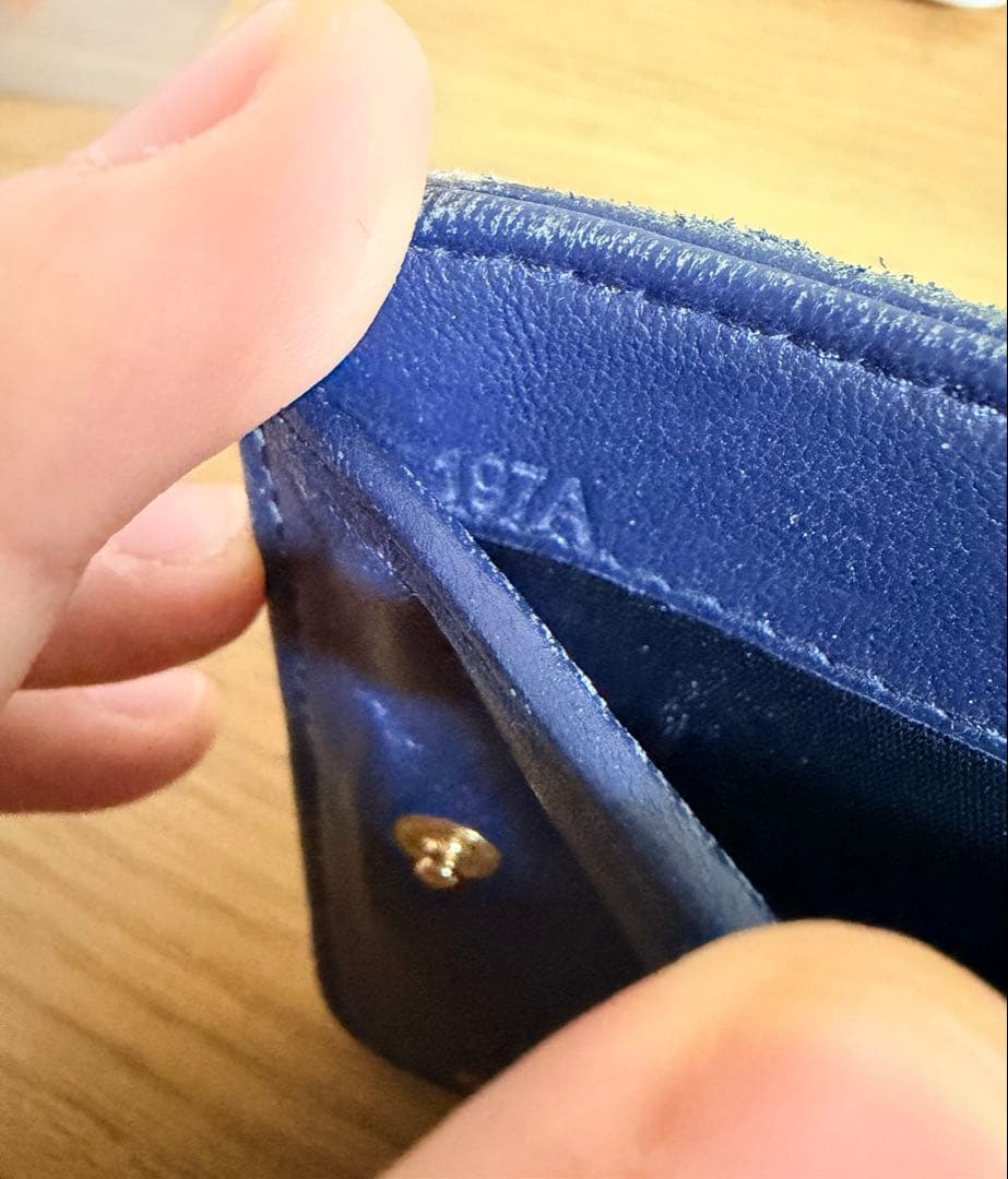 miu miu二つ折り財布 ネイビー　マテラッセ